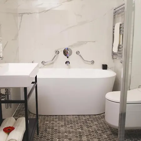 فندق Castlecourt Hotel, & Leisure 4*