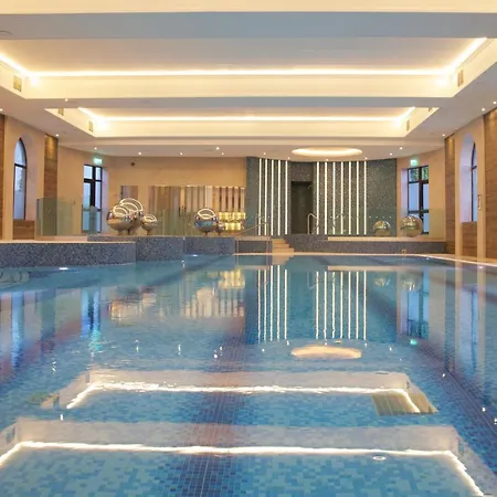 فندق Castlecourt Hotel, & Leisure 4*