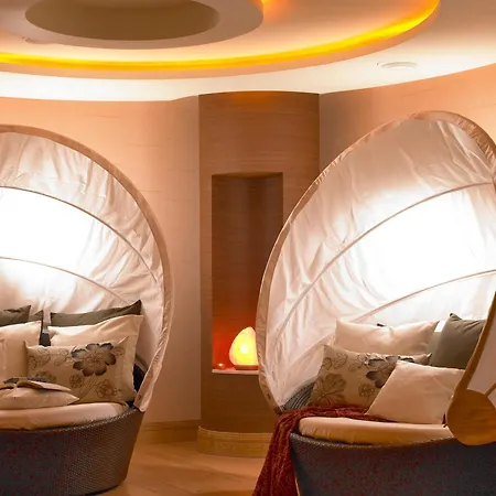 فندق Castlecourt Hotel, & Leisure 4*